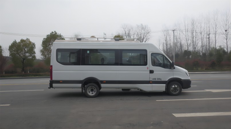 1700470238626112.jpg JDF5050XZHNJ6指揮車-依維柯05(1).jpg